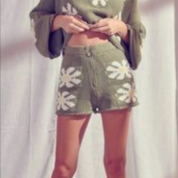 Storia knit Daisy shorts with lining size small zip front - Picture 2 of 6